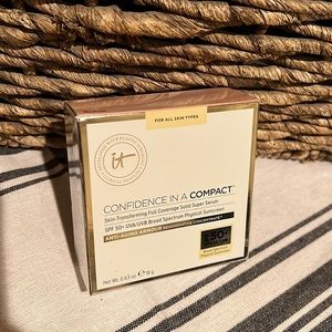 It Cosmetics Confidence in a Compact